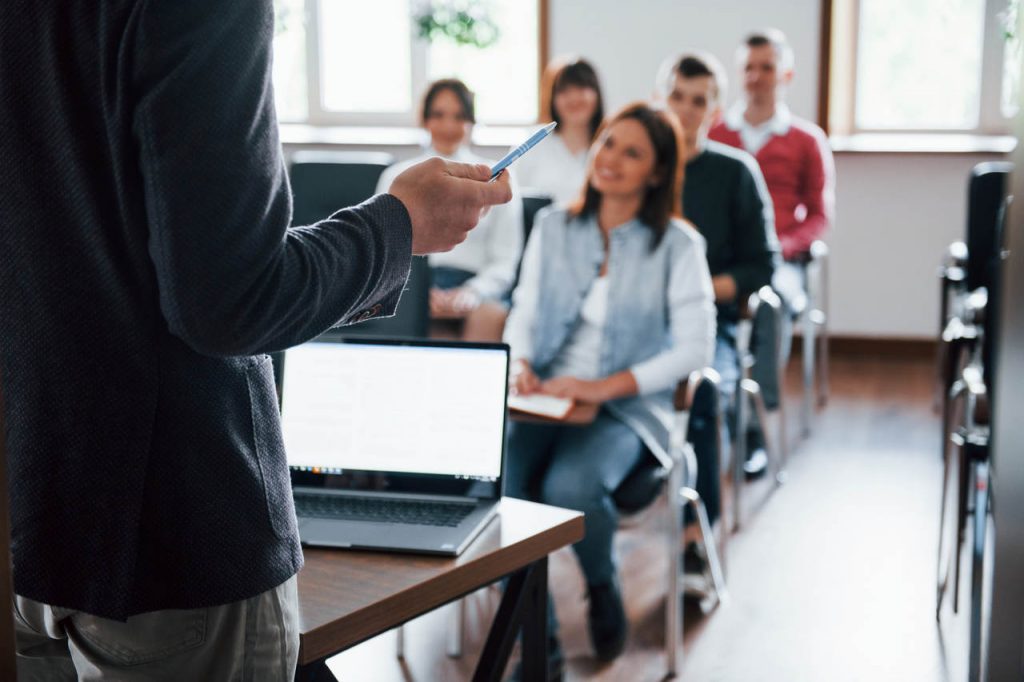 Jornal Ver 7 MTP realiza palestra em escola de Unai sobre trabalho escravo contemporaneo
