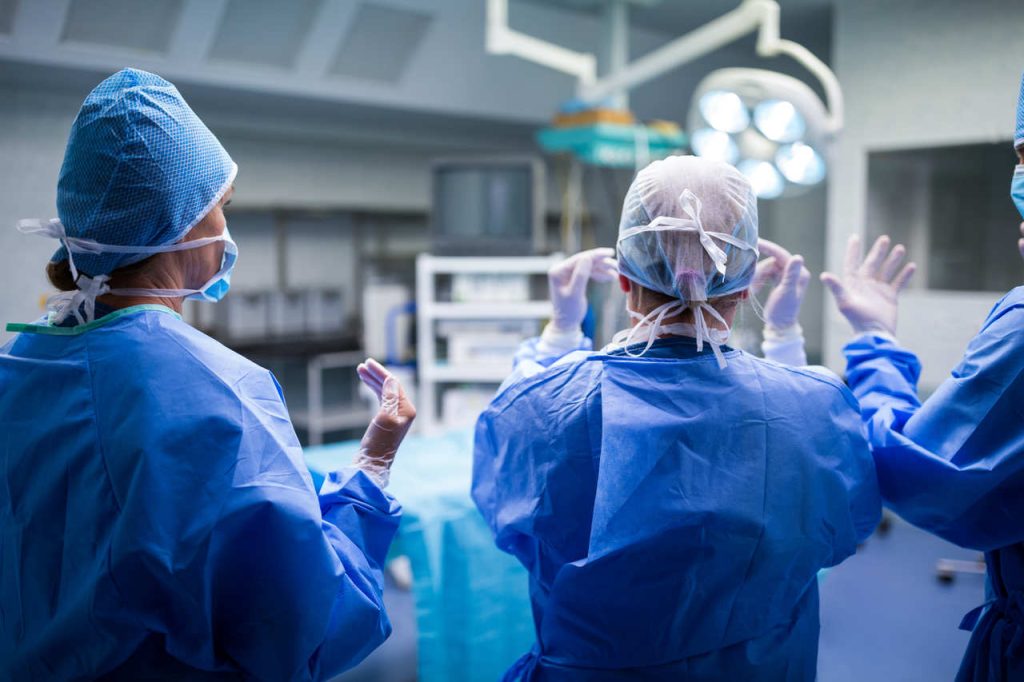 Cirurgiã Plástica Dra Lorena Rosique - Qualquer médico pode realizar cirurgia plástica?
