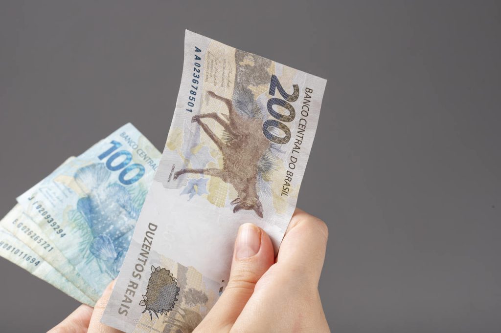 Jornal VER7 - Beneficiários com NIS de final 8 recebem o novo Bolsa Família