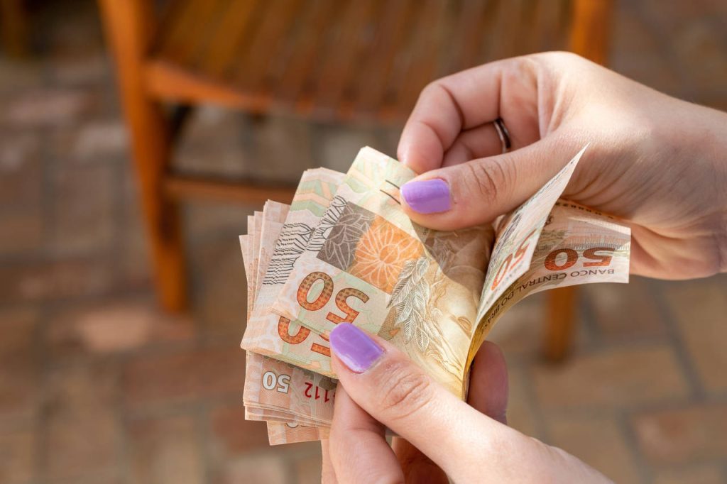 Jornal VER7 - Caixa começa a pagar Bolsa Família com adicional de R$ 150