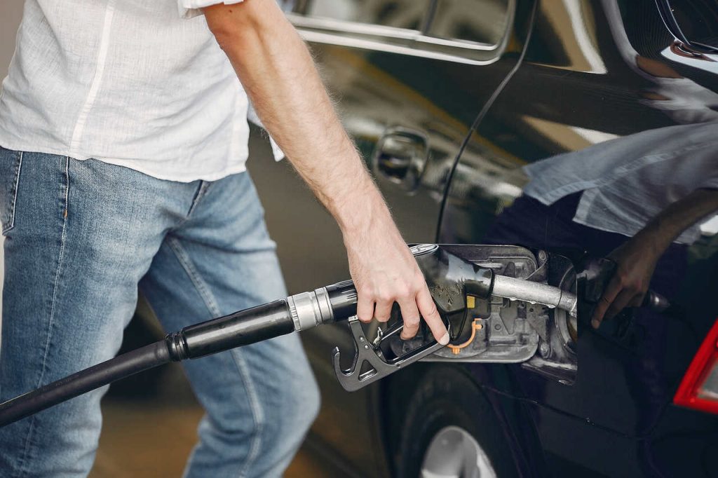 Jornal VER7 - Presidente da Petrobras diz que pode reduzir preço da gasolina