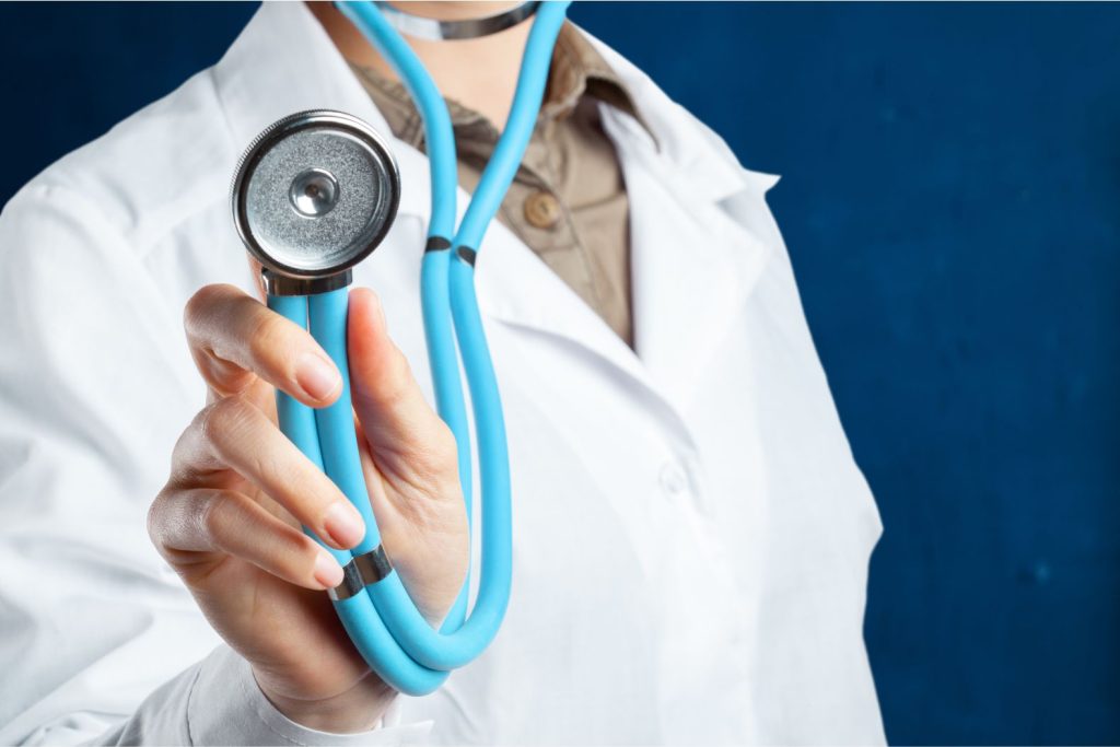 Jornal Ver7 - Governo relança Mais Médicos; brasileiros terão prioridade