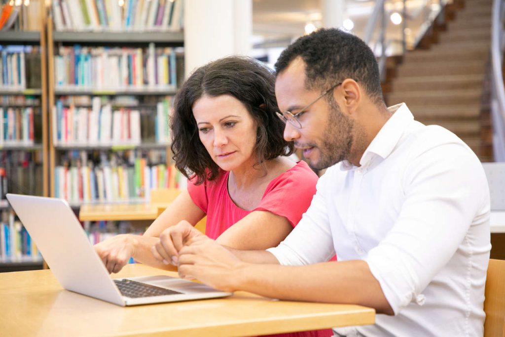 Jornal VER7 - Brasileiros preferem cursos online para qualificação profissional