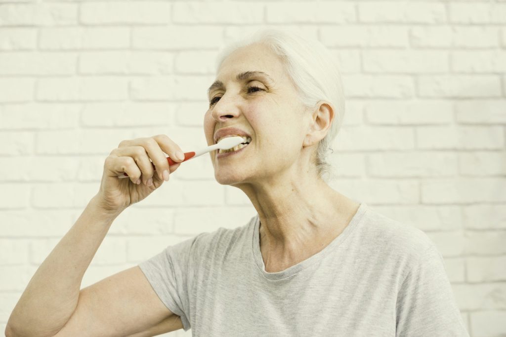 Hotelaria Para Idosos Goiânia - Cuidados com os dentes na terceira idade. Dicas para manter uma boa higiene oral e prevenção de doenças