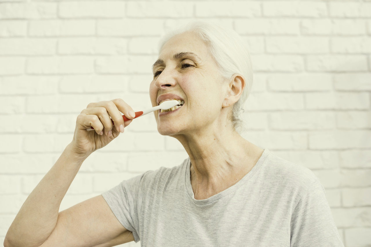 Hotelaria Para Idosos Goiânia - Cuidados com os dentes na terceira idade. Dicas para manter uma boa higiene oral e prevenção de doenças