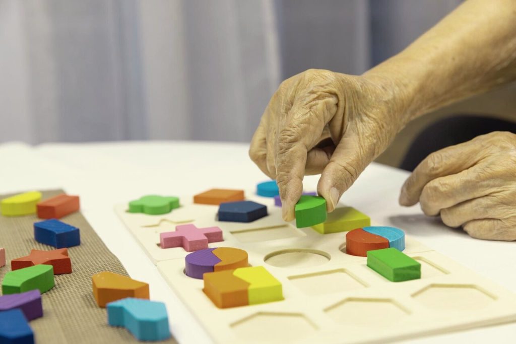 Hotelaria para Idosos Goiânia - Importância das atividades sensoriais e terapêuticas para estimular a pessoa com Alzheimer