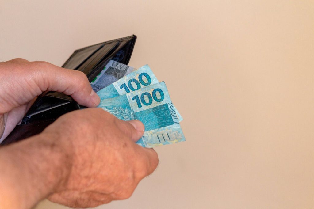 Jornal VER7 - Caixa paga novo Bolsa Família a beneficiários com NIS de final 2