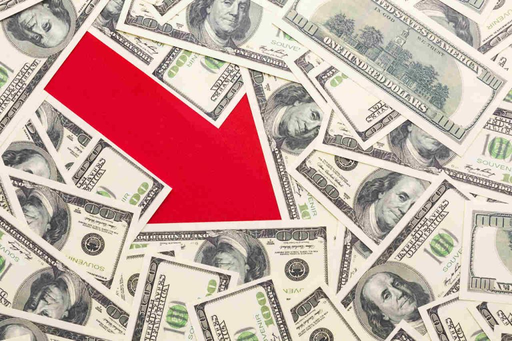 Jornal VER7 - Dólar cai para R$ 4,72 após elevação de nota de crédito do Brasil