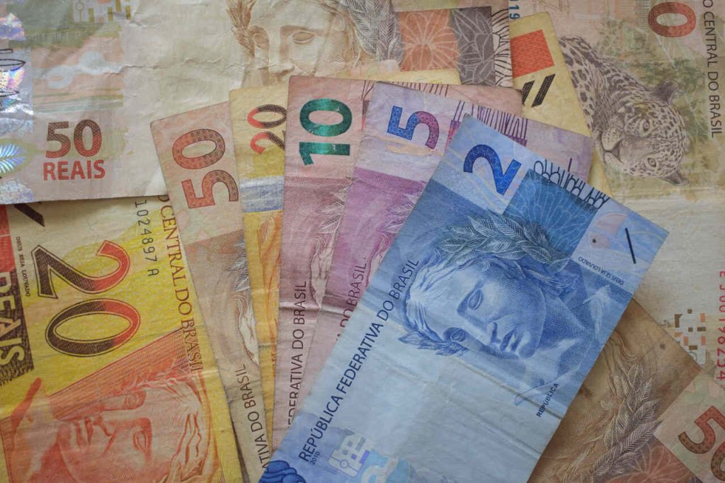 Jornal VER7 - Brasileiros ainda não sacaram R$ 7,18 bi de valores a receber