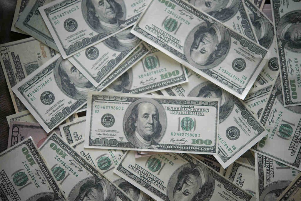 Jornal VER7 - Dólar sobe quase 2% e aproxima-se de R$ 4,90 após corte de juros