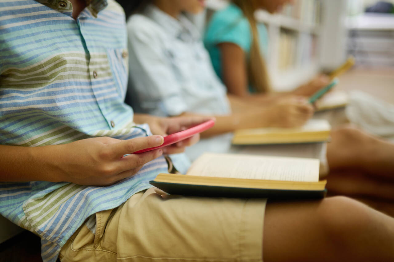 Jornal VER7 - Município do Rio de Janeiro proíbe uso de celular em salas de aula