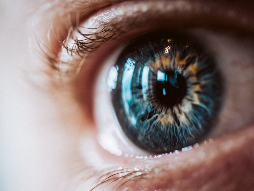Oftalmologista Goiânia - Setembro Safira conscientização sobre o uso das lentes de contato