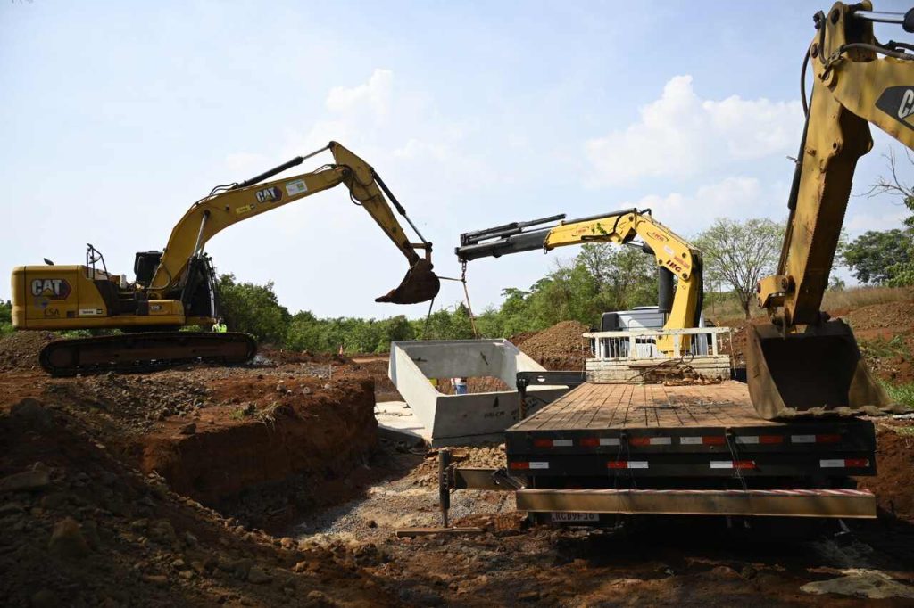 Foto - Goinfra - Antes do período chuvoso equipes da Goinfra trabalham na implantação de bueiros celulares na GO-502, em Itumbiara