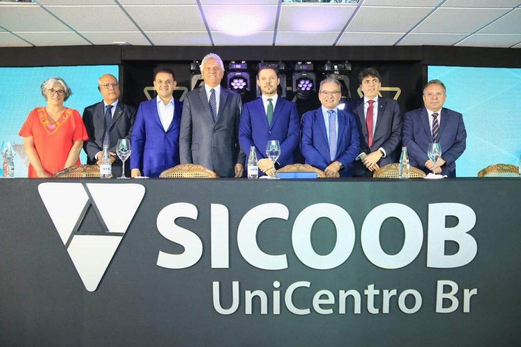 Fotos - André Saddi - Governador destaca força do cooperativismo durante posse de nova diretoria do Sicoob UniCentro Br