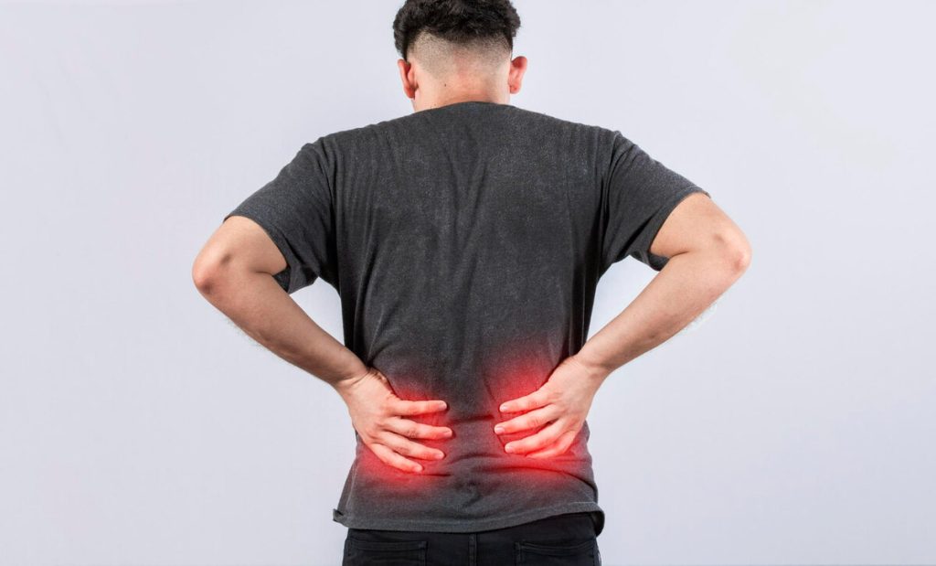 Urologia Goiânia - Como saber se a dor lombar é cólica de rins ou dor na coluna?