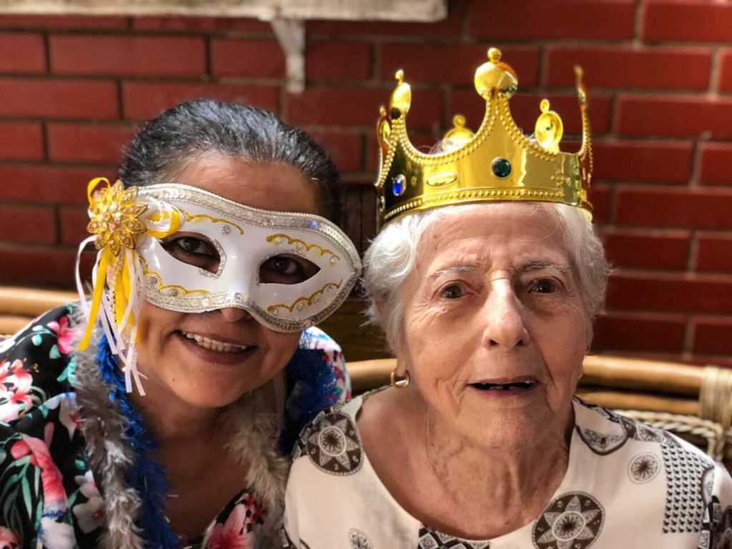 Hotelaria para Idosos Goiânia - Carnaval para todas as idades: a importância da diversão na terceira idade!