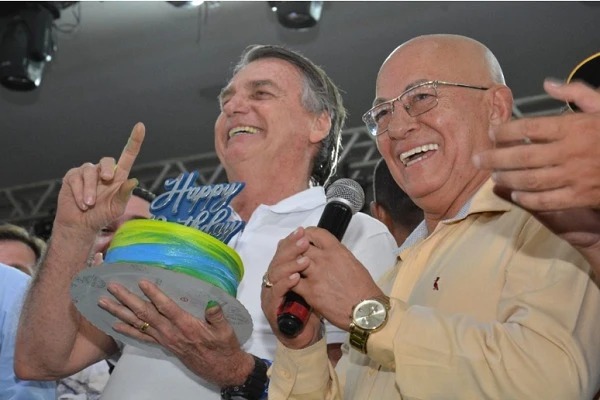 Estratégia política de associação entre Professor Alcides e ex-presidente Bolsonaro pode ampliar apoio em Aparecida de Goiânia.