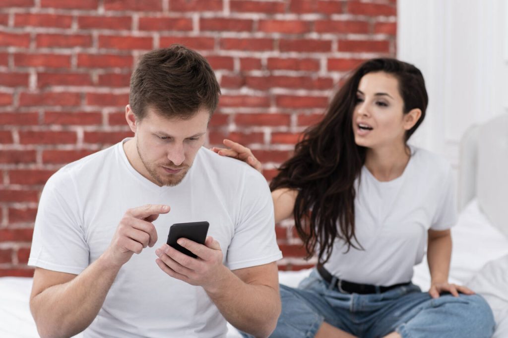 Phubbing: Como o hábito de ignorar as pessoas para olhar o celular está destruindo relações!