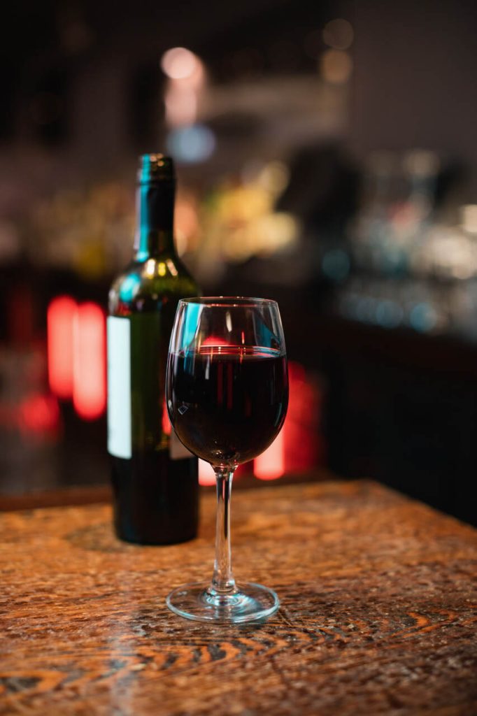 Operação conjunta apreende 32 mil litros de vinho falsificado em fábrica clandestina no Paraná