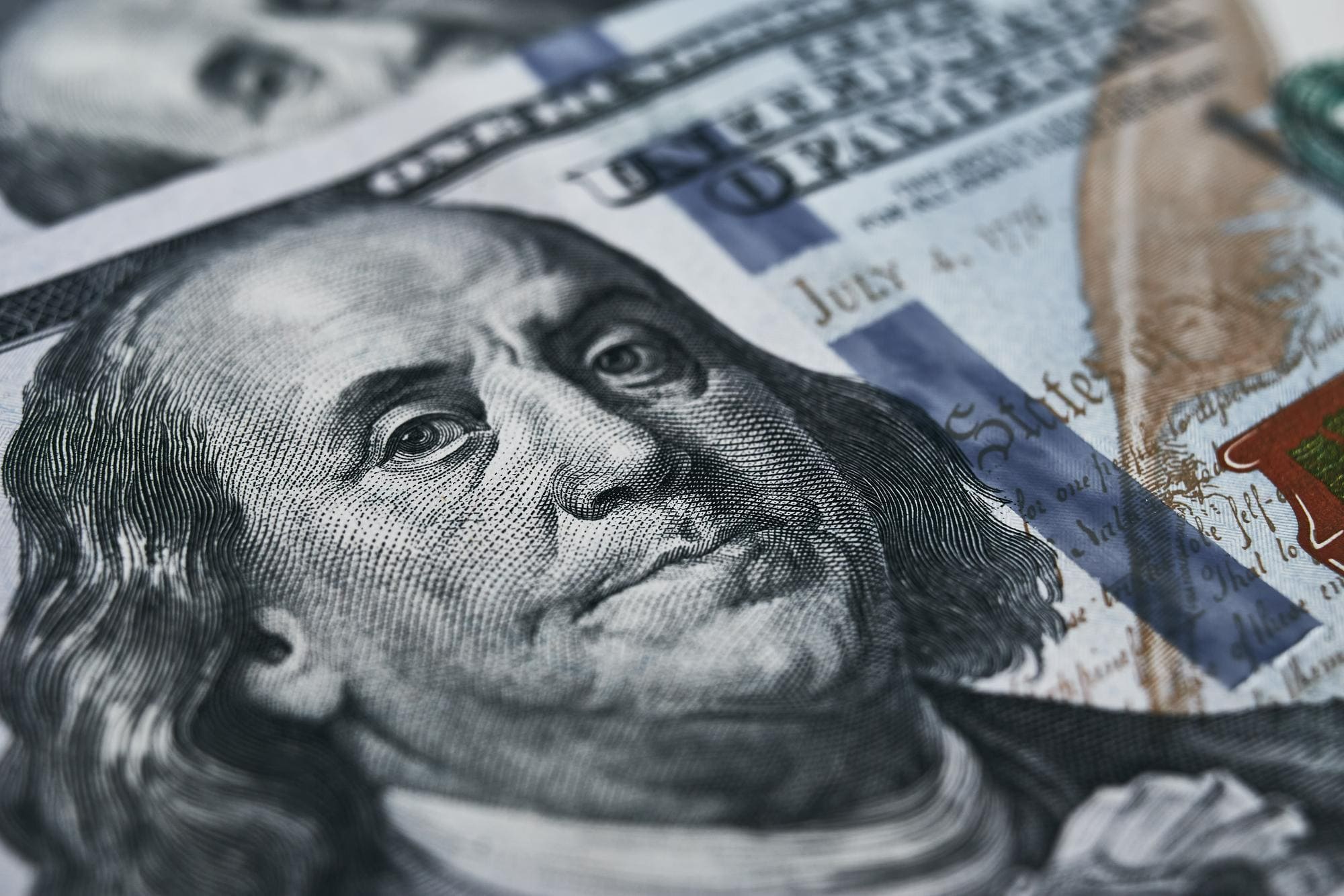 Especialista explica como títulos dos EUA elevam cotação do dólar no Brasil