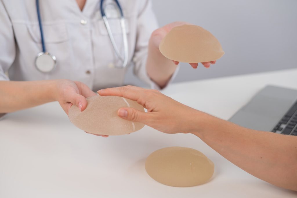 Dra Lorena Rosique Cirurgiã Plástica - Quais fatores influenciam no resultado natural ou artificial da prótese de mama?