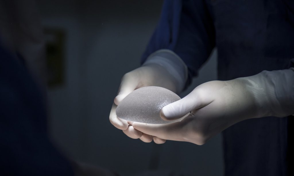 5 erros que não se deve cometer após colocar prótese de silicone