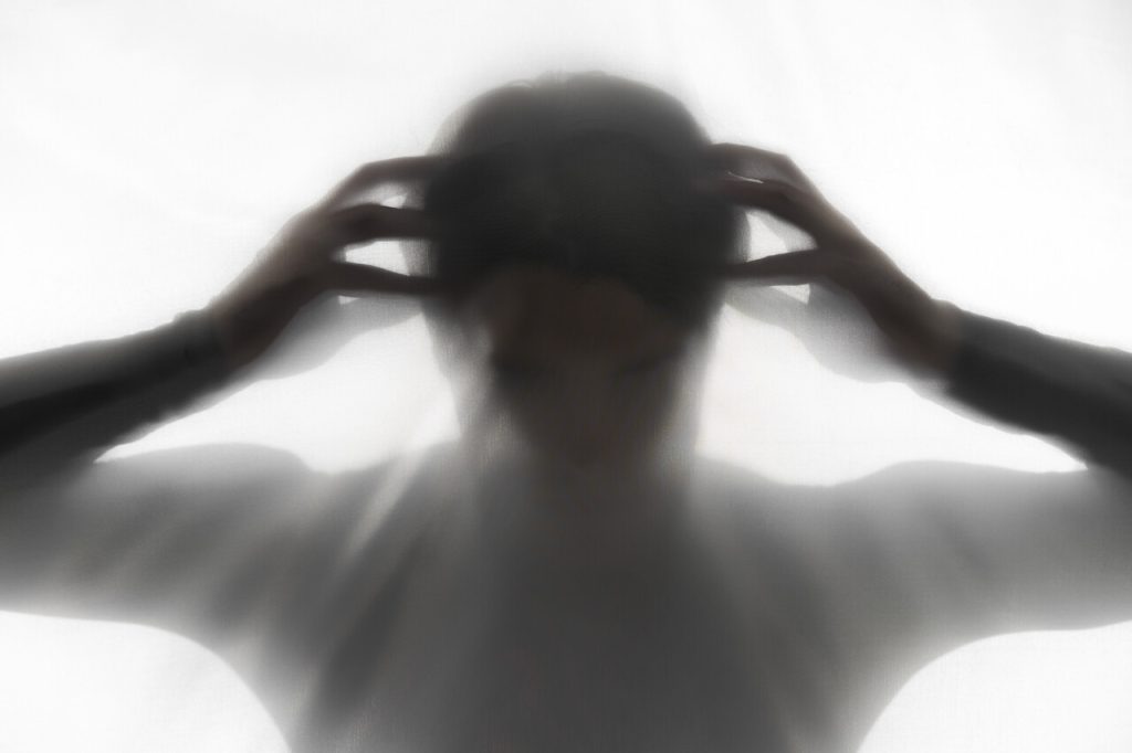 Como a dissociação pode afetar a capacidade de uma pessoa de funcionar no dia a dia?
