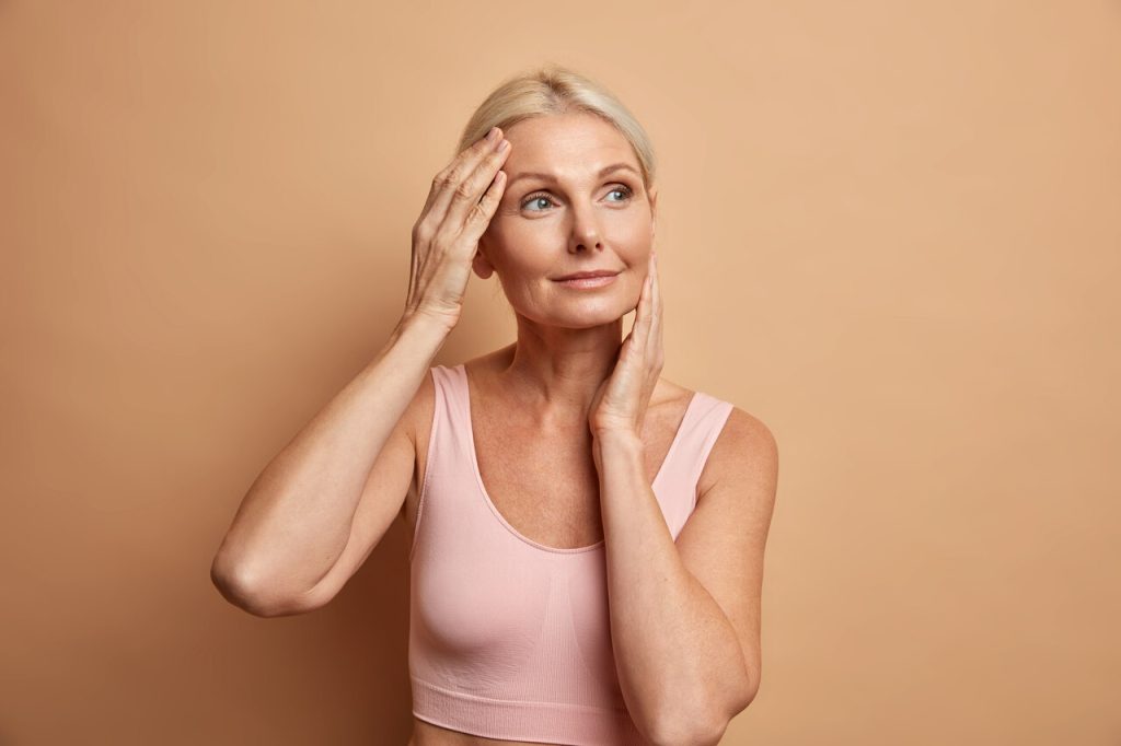 Saiba porque a face sofre mudanças durante o envelhecimento e como o lifting facial traz resultados naturais!