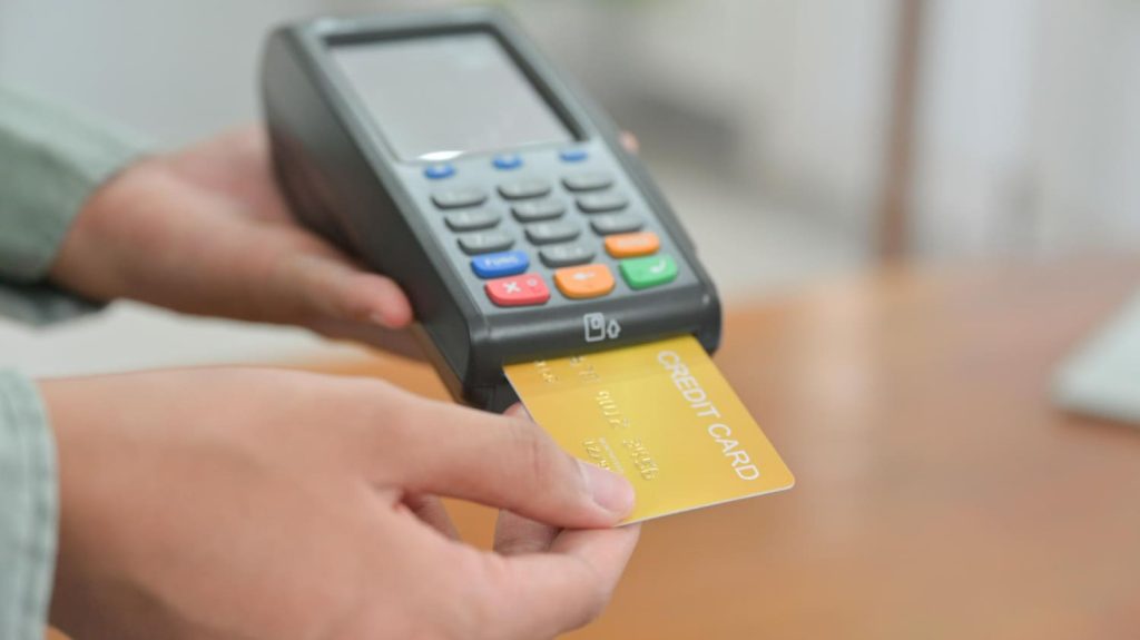 Taxa de juros do rotativo do cartão de crédito recua para 426,9% em agosto