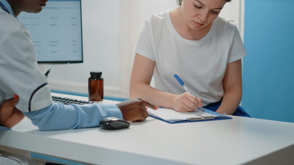 Por que assinar o termo de consentimento é essencial antes de uma cirurgia plástica?